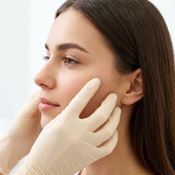 a close up of a woman